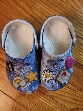 Unisex Kids Crocs Classic  Denim Patch Slip-On Clogs WitbFun Charms - Blue